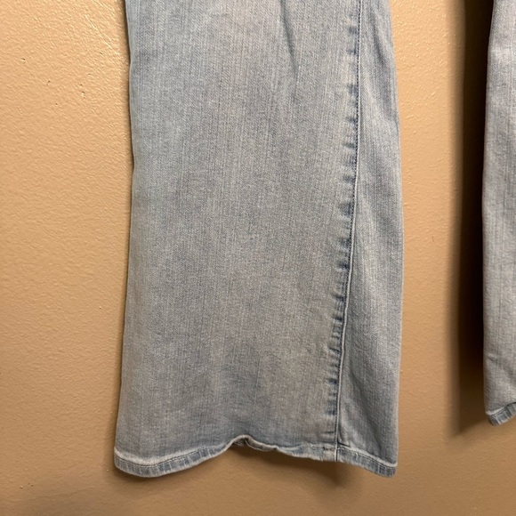 Elizabeth and James Women’s High Rise Flare Light Wash Jeans Size 8 Waist 29 - Picture 2 of 6
